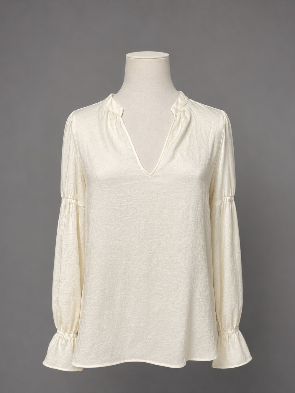 Ann Taylor Size XS Off-White Notch V-Neck Dramatic Sleeve Blouse.
